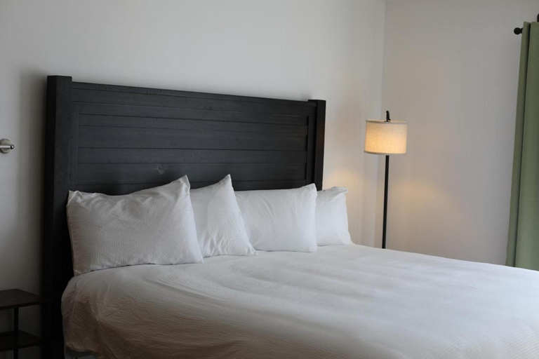 Others 3, Bridge Inn Tomahawk - Suite 201, Kitchen, Hot Tub, Fireplace, Balcony, River View, Lincoln