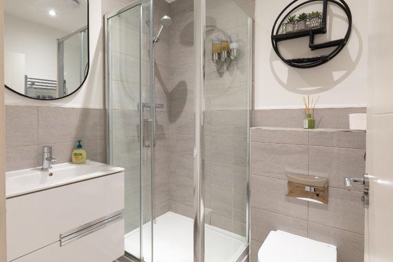 Bathroom, Courtyard View, Southampton