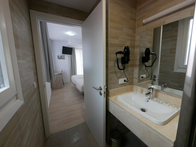 Bathroom 4, Hotel Myro, Asturias