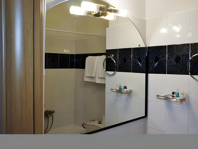 Bathroom 4, Tzaki Hotel & Restaurant Patras, West Greece
