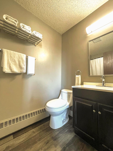 Bathroom 4, 7 Day's Hotel, Division No. 10