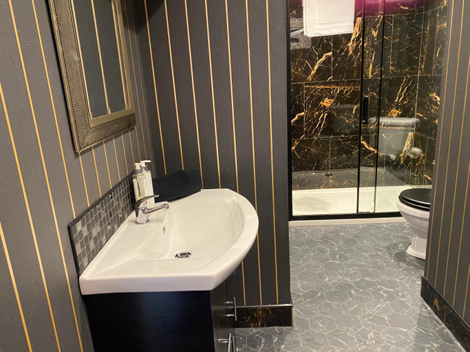 Bathroom 5, The Talbot Hotel, Sefton