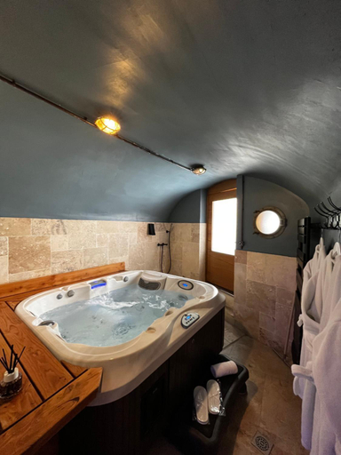 Bathroom 3, Logis de Cupidon, Drôme