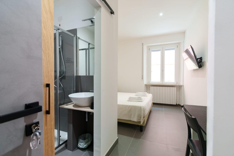 Others 5, Camere Cavour, Macerata
