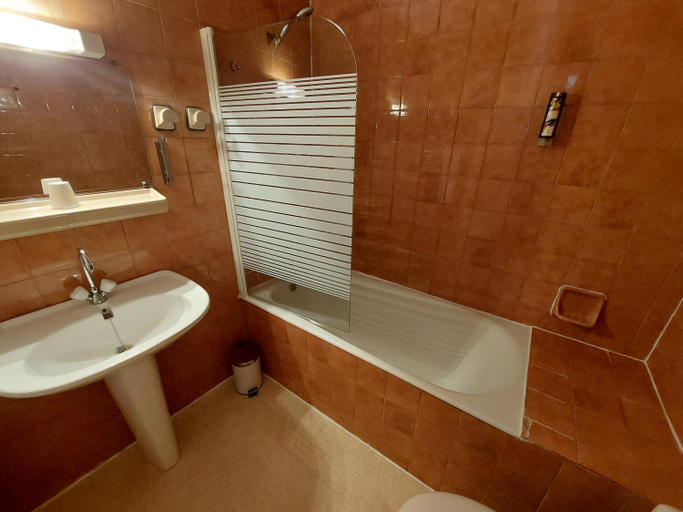 Bathroom 3, Logis Hotels - La Table d'Antan - Hotel 2 etoiles et Restaurant, Lot-et-Garonne