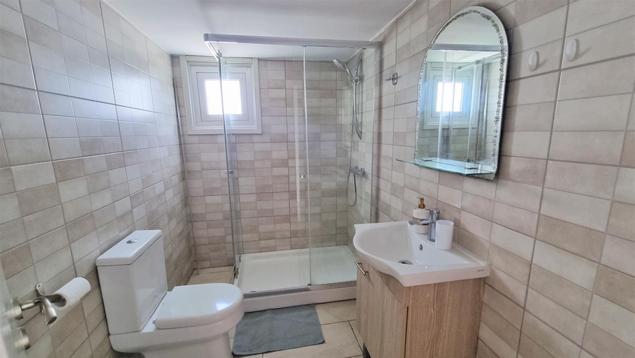 Bathroom 2, Comfy and Exquisite ROOMS in a Shared 3BR Apartment Near Main Harbor, City Center, Larnaca