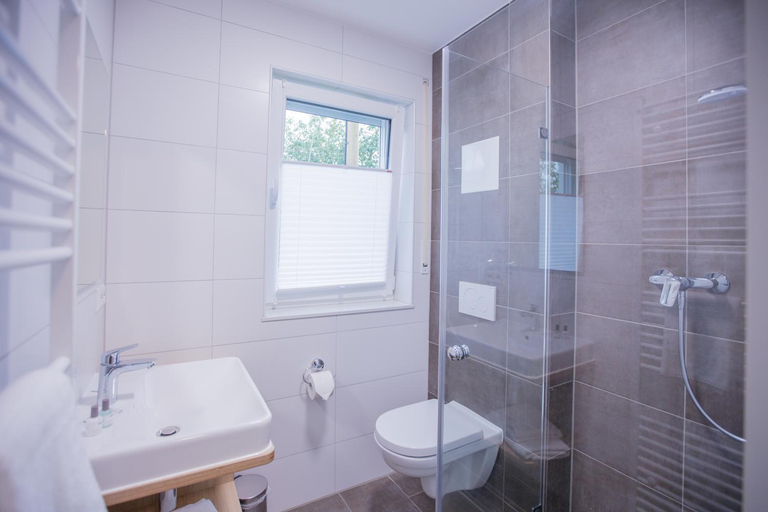 Bathroom 3, Schoko-Apartments mit Bad & Kuche, Ostalbkreis