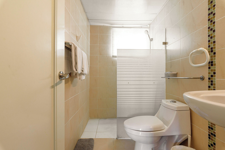 Bathroom 4, Oceanfront Condo in Ave. España Sleeps 8, Santo Domingo Este
