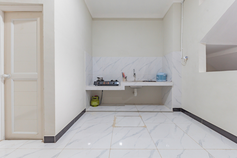 Bathroom 3, RedDoorz @ Inara Residence Purwokerto, Banyumas