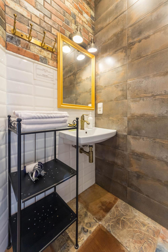 Bathroom 3, Central Apartments Maidan Area, Shevchenkivs'kyi