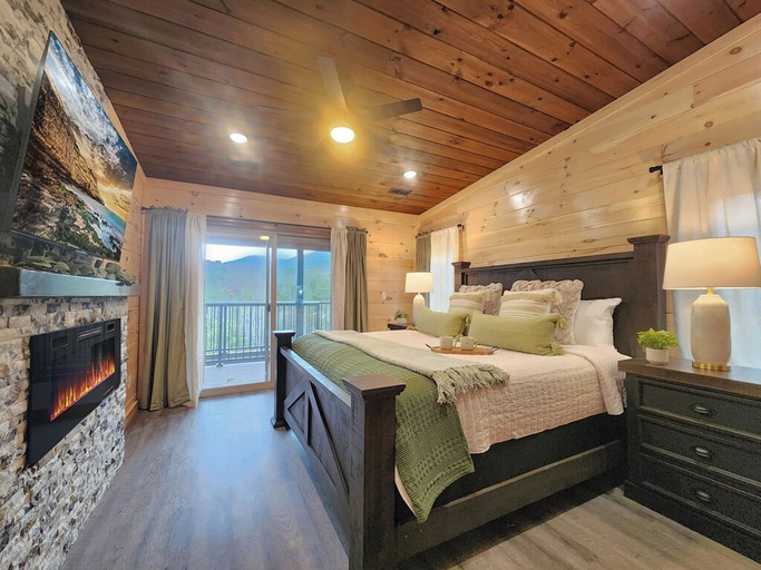 Bedroom 2, A Splashing Good Time, Sevier