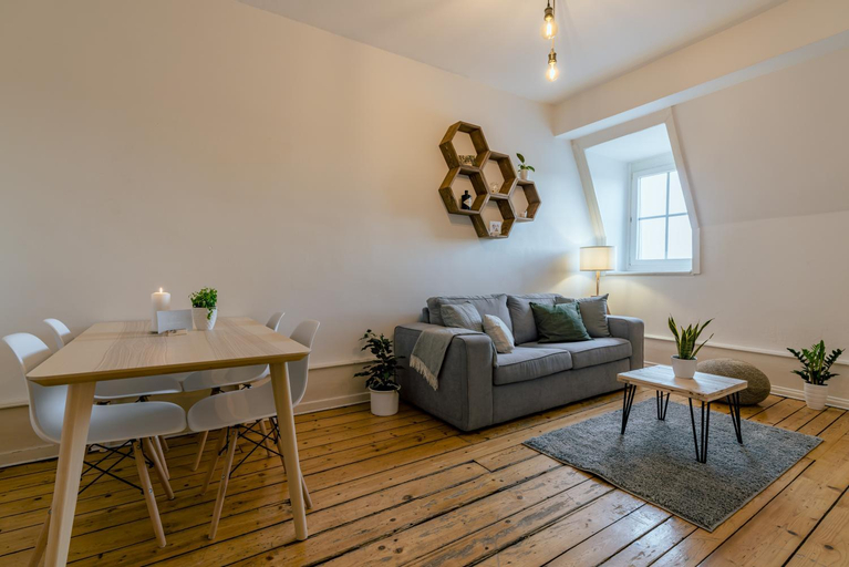Bedroom 2, Eigene Wohnung im Stadtzentrum mit wunderschoner Dachterrasse, Biel