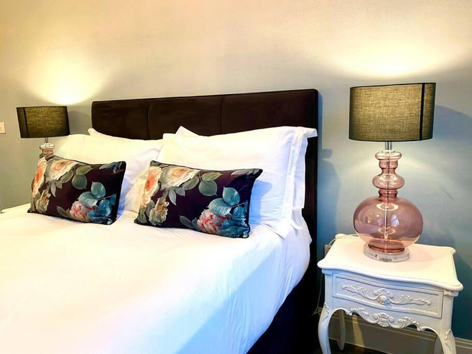 Stylish Apartment - 1 Minute walk to Poole Quay - Great Location - Free Parking - Fast WiFi - Smart , Poole