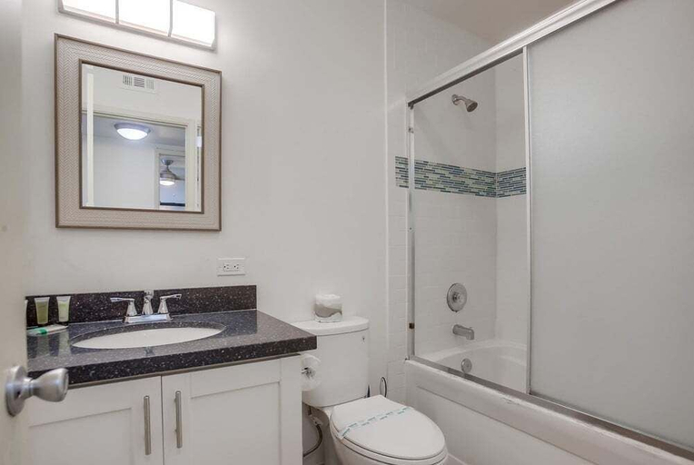 Bathroom 4, Manhattan Shores 3, San Diego