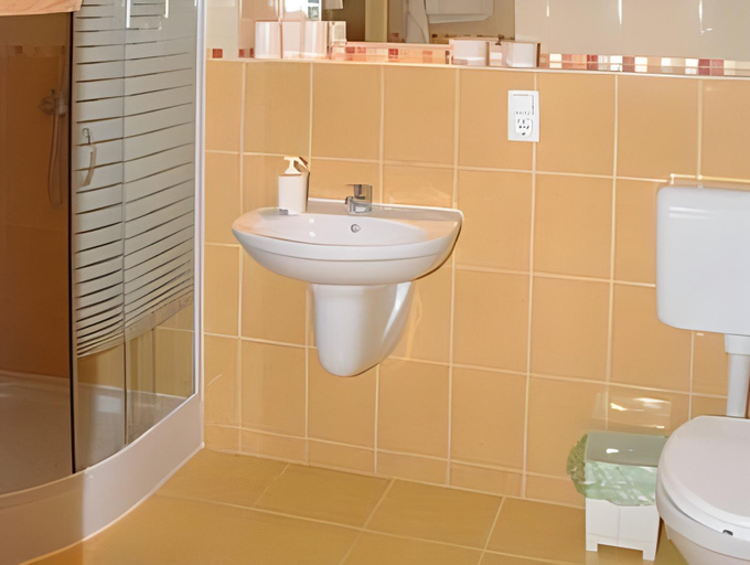 Bathroom, Decsi Vendeghaz, Esztergom
