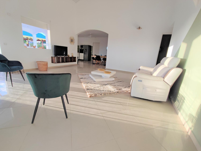 Shared lounge/TV area, Kukumi's House, Sainte-Anne