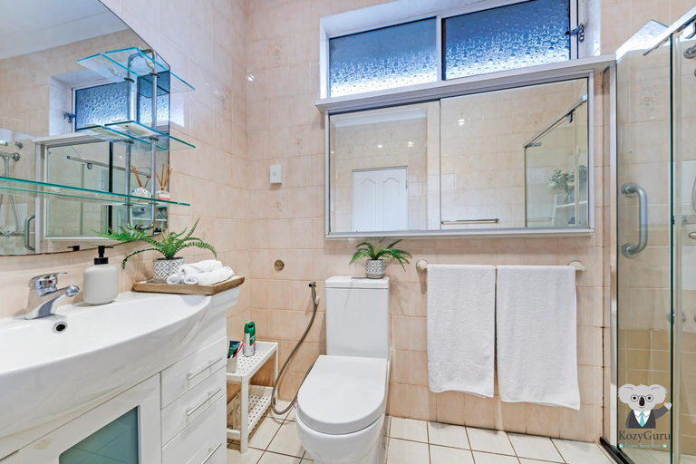 Bedroom, KozyGuru / Rockdale / Spacious Modern 2 Bedrooms Holiday Home NRO147, Sydney