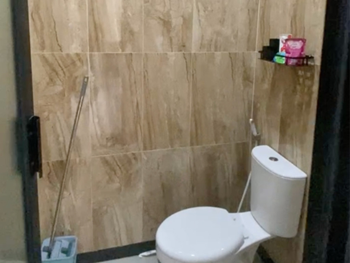 Bathroom 5, Gebe House - Guest House Jogja, Bantul