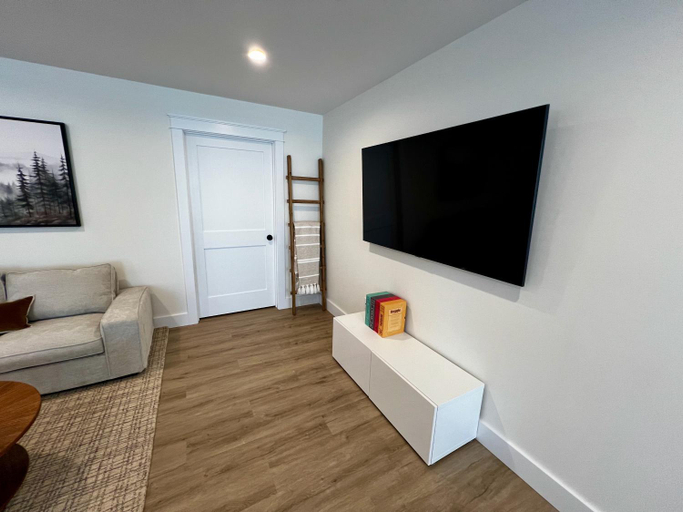 Others 3, Montgomery Modern Luxury Stays, Orange
