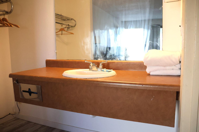 Bathroom 4, Hotel Oskaloosa - Hwy 63/92, Mahaska