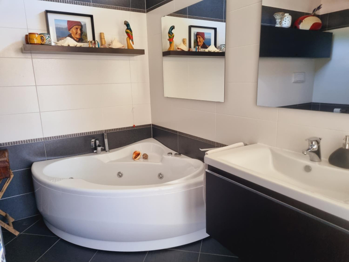 Others 3, Le Carillon - Jacuzzi Suite con Self Check-in, Bergamo