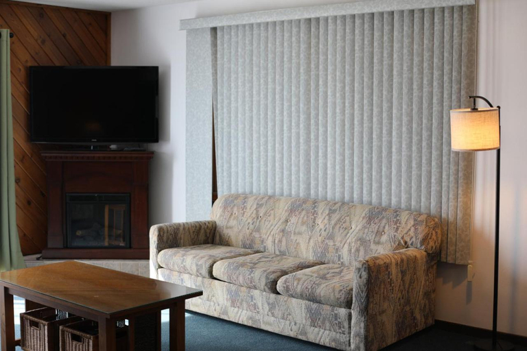 Others 2, Bridge Inn Tomahawk - Suite 201, Kitchen, Hot Tub, Fireplace, Balcony, River View, Lincoln