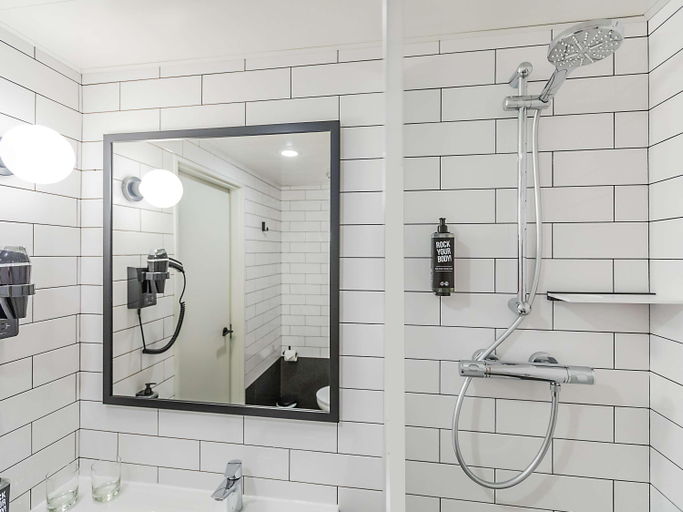 Bathroom 14