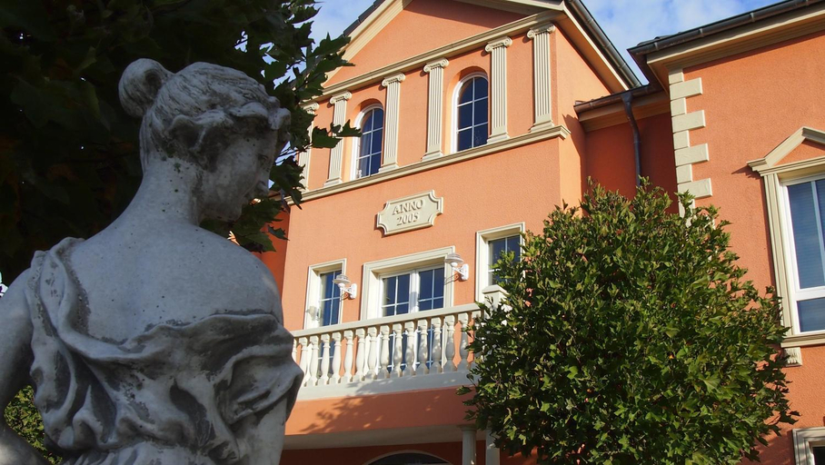 Exterior & Views 1, Hotel Garni am Schloss, Mayen-Koblenz