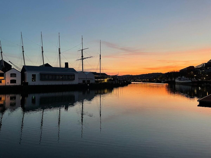 Others 5, Harbourside Hideaway - Superb Flat with Terrace, Bristol