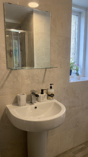 Bathroom 2, Hayy Studios Comfortable Stays in Deighton, Kirklees