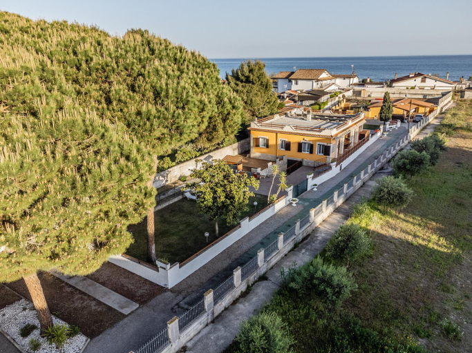 Exterior & Views