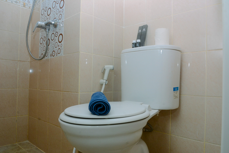 Bathroom, Comfort Living Podomoro Golf View Apartment 2BR By Travelio, Bogor