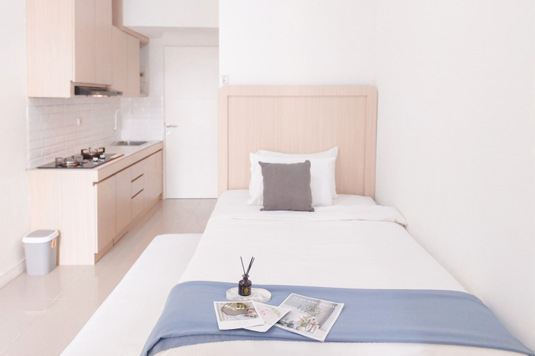 Relaxing and Tidy Studio Urbantown Serpong Apartment By Travelio, South Tangerang