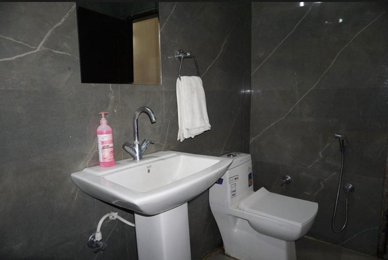 Bathroom 3, Hotel Clay Inn, Gurgaon