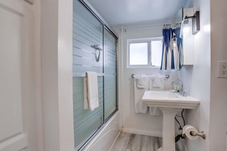Bathroom 3, Rockaway Cottage, San Diego