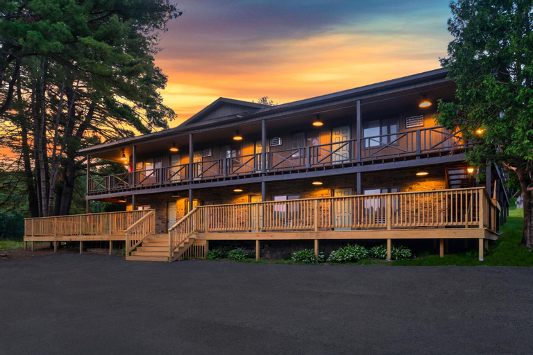 Roaring Brook Ranch and Resort, Warren