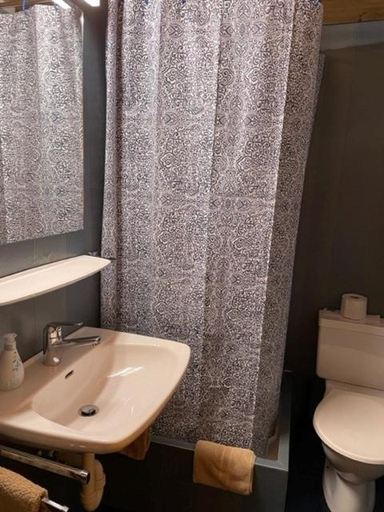 Bathroom, CURUNA Pensiun-Fruhstuckspension, Inn