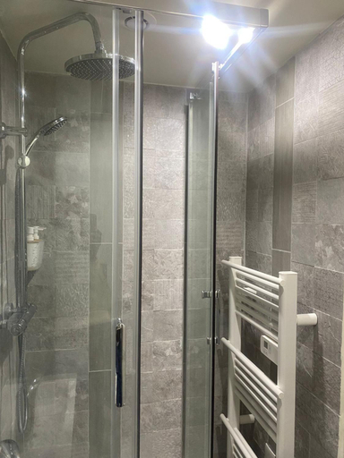 Bathroom 2, Maison Jaune, Seine-Saint-Denis