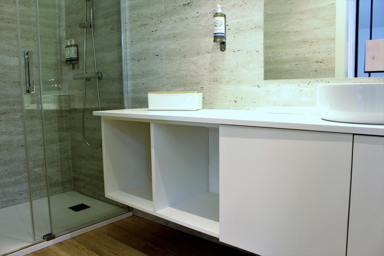 Bathroom 2, Oporto Prime Studios, Porto