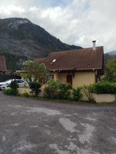 Others 5, Chambre avec balcon dans maison avec parking, Haute-Savoie