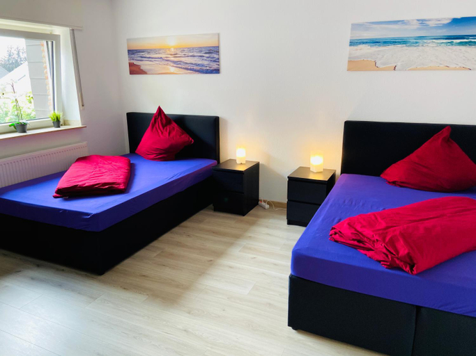 Bedroom 1, Generous Apartment with own parking Space, Paderborn