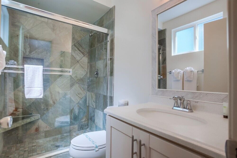Bathroom 4, Manhattan Shores 2, San Diego