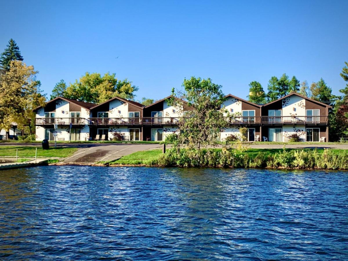 Exterior & Views 1, Bridge Inn Tomahawk - Suite 201, Kitchen, Hot Tub, Fireplace, Balcony, River View, Lincoln