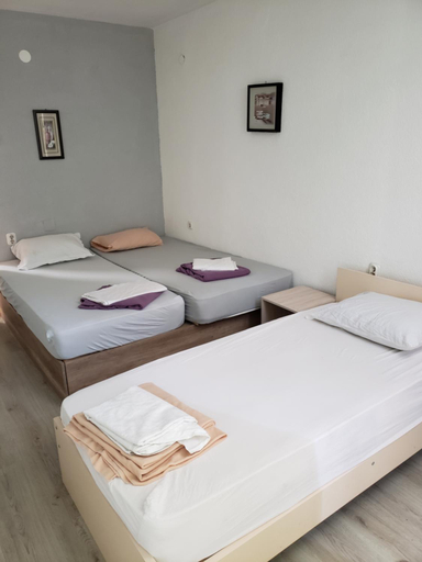 Others 5, Hostel Bela