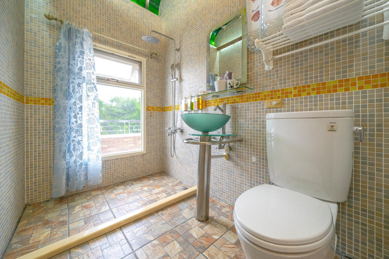 Bathroom 4, Rainbow Garden, Yilan