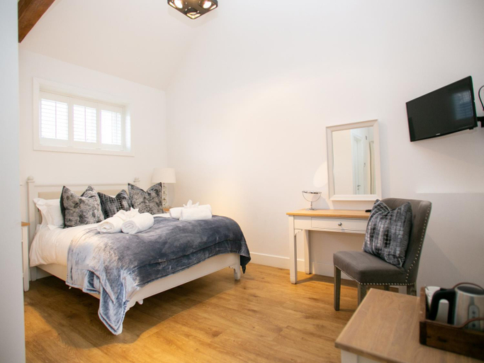 Bedroom, Great Blunts Stables - Stock Brook Manor Golf Club, Essex