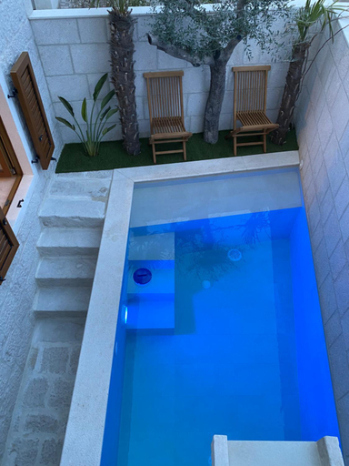 Swimming pool 4, Villa Charles, Okrug