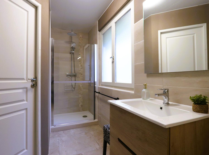 Bathroom 3, Les Eaux Vives, Dordogne