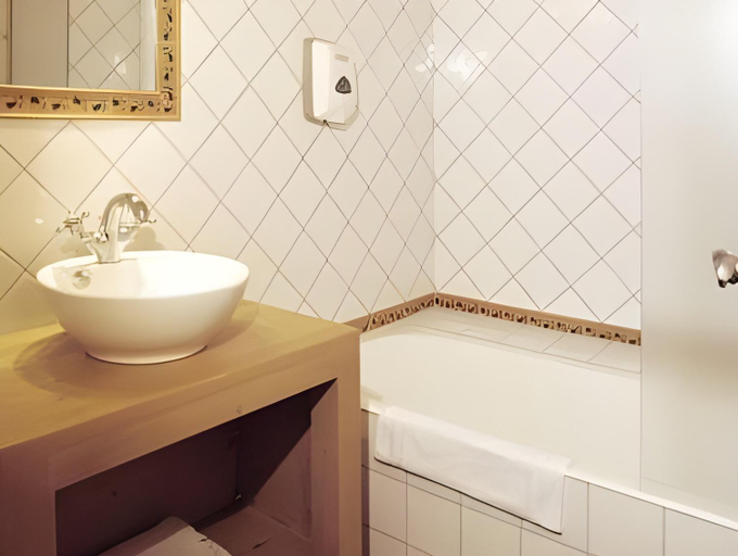 Bathroom 4, Hotel Des Deux Gares, Haute-Savoie