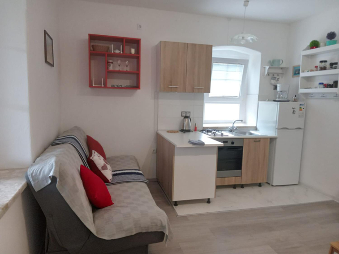 Others 4, Kastelanic apartman, Sali